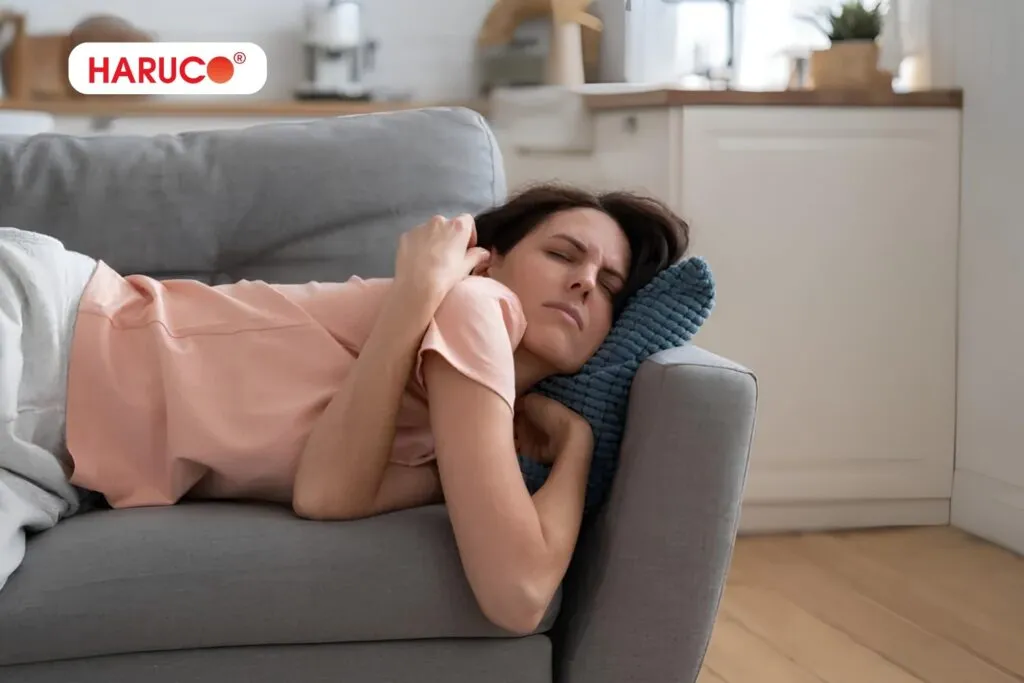 chữa gù lưng khi ngủ sofa