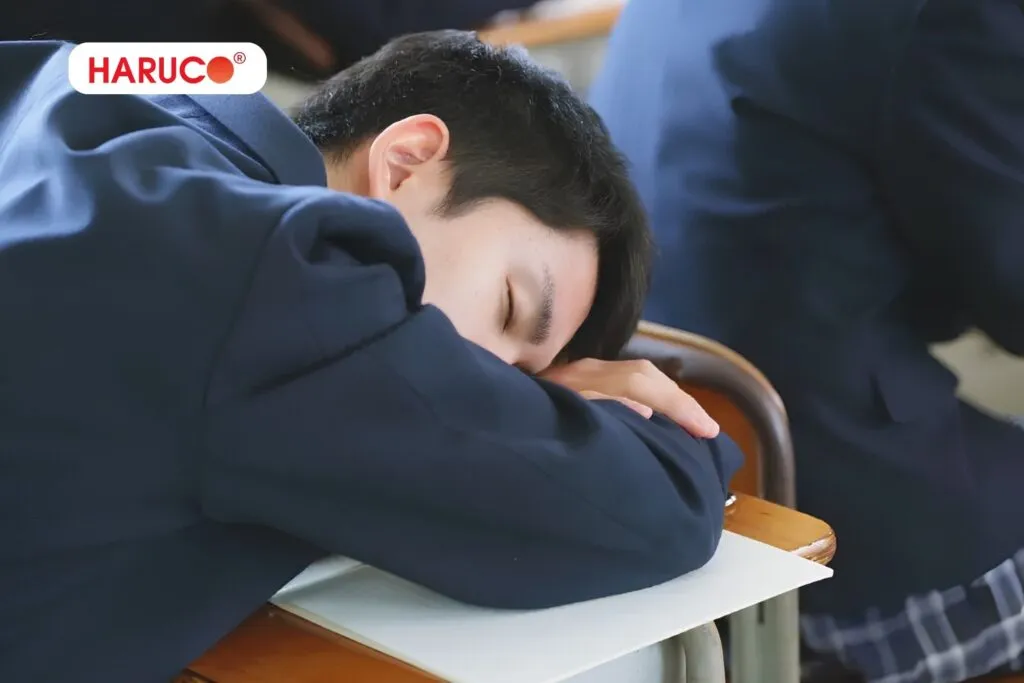 chữa gù lưng khi ngủ do ngủ trên mặt bàn