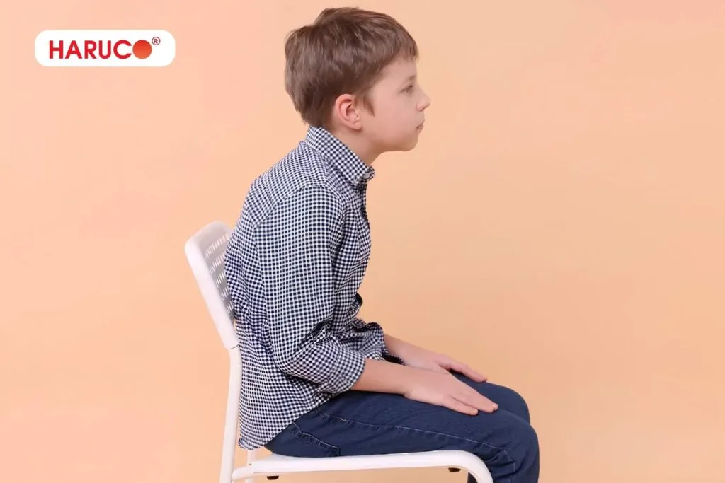 có nên đeo đai chống gù lưng cho trẻ