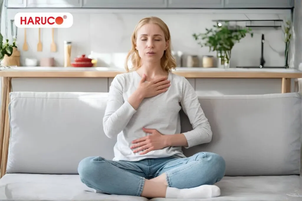 Có nên đeo đai chống gù lưng khi ngủ không