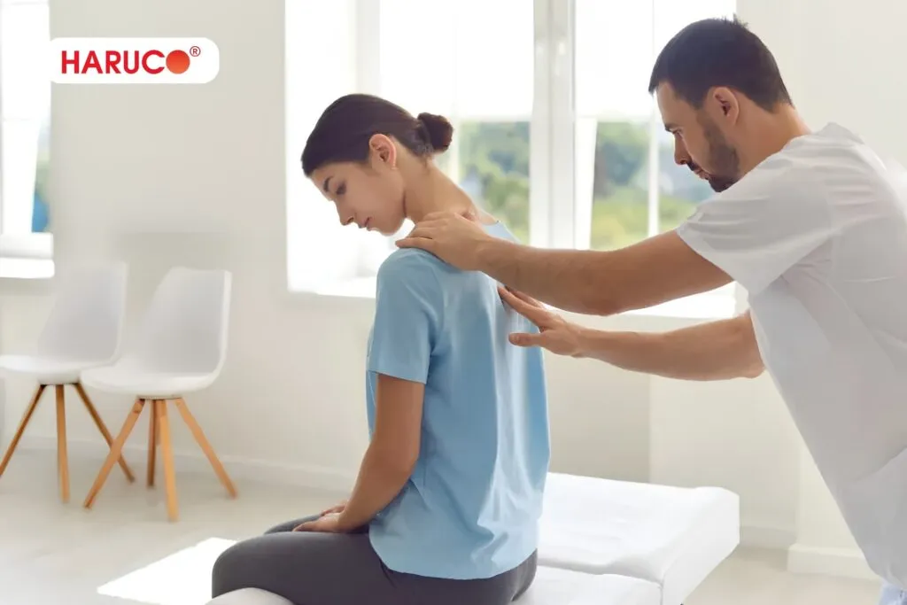 Có nên đeo đai chống gù lưng khi ngủ không