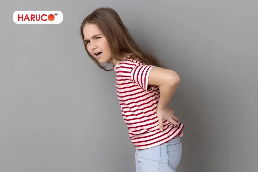Theo dõi tư thế của trẻ hằng ngày là cách đơn giản giúp phát hiện sớm dấu hiệu gù lưng
