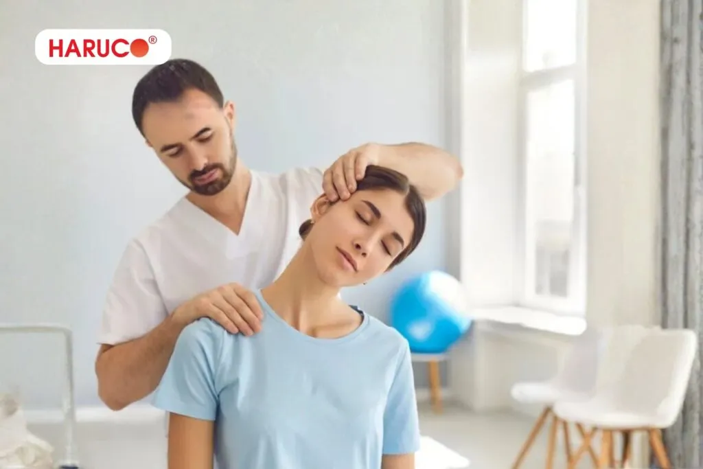 Điều chỉnh tư thế đúng kết hợp tập luyện đều đặn giúp cải thiện tình trạng gù lưng cổ rùa