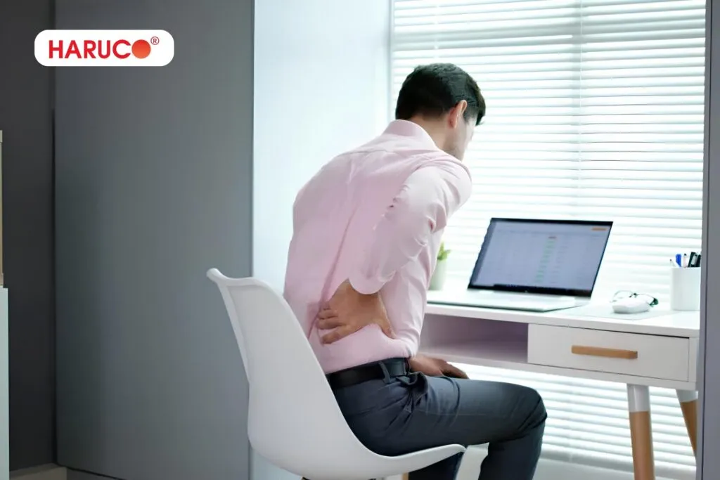 Những người bị gù lưng có thể gặp tình trạng đau mỏi cổ, vai và lưng khi ngồi hoặc đứng lâu