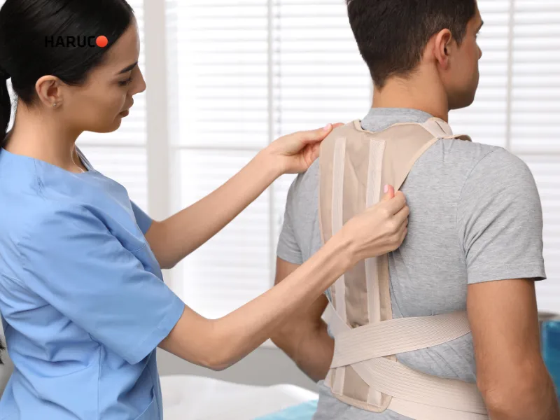 có nên đeo đai chống gù lưng không