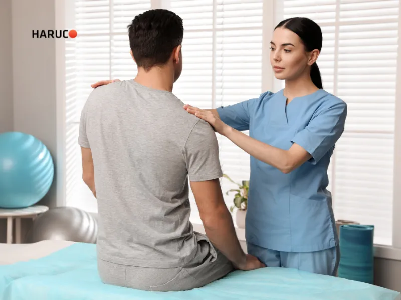 ngồi sai tư thế bị vẹo cột sống - 3