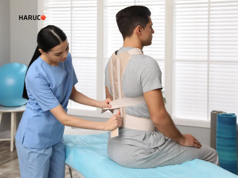 dấu hiệu bị cong vẹo cột sống - 4