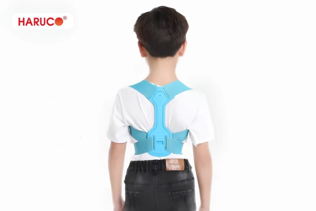 Đeo đai chống gù lưng cho bé trai đúng cách và đúng thời gian sẽ giúp tăng hiệu quả hỗ trợ