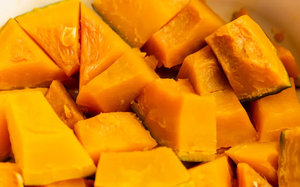 Bí đỏ hấp thơm ngon, có lượng calo tương đương bí đỏ luộc