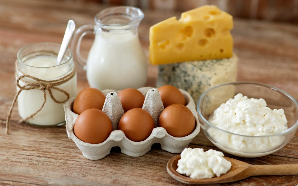 Hạn chế uống sữa và ăn trứng cùng lúc