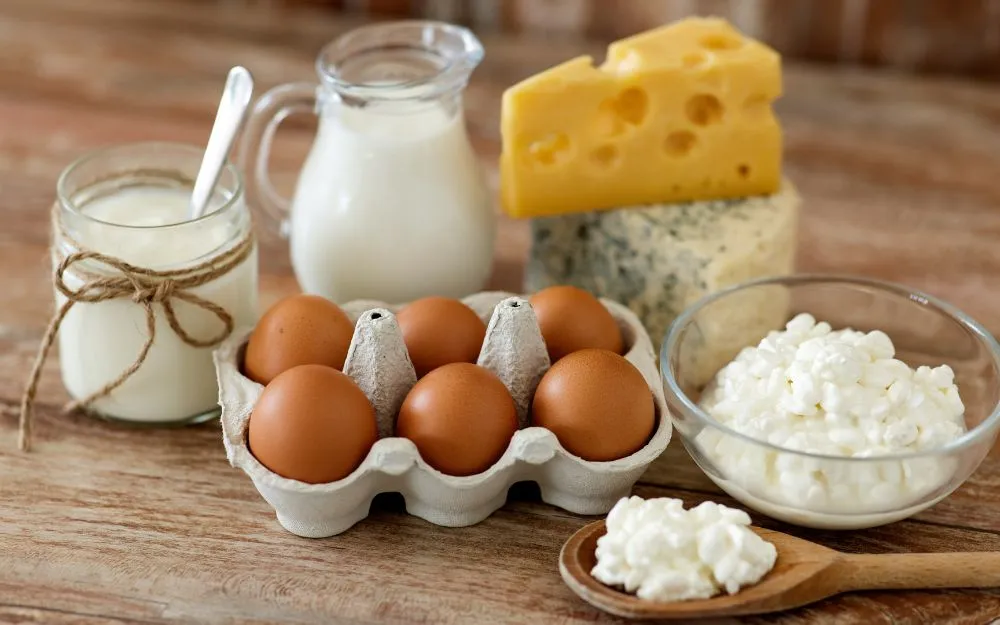 Hạn chế uống sữa và ăn trứng cùng lúc