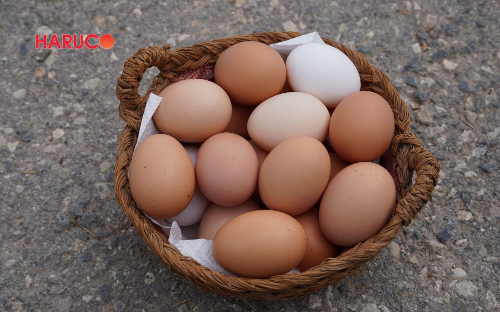 100g trứng gà chứa khoảng 143 - 155 calo