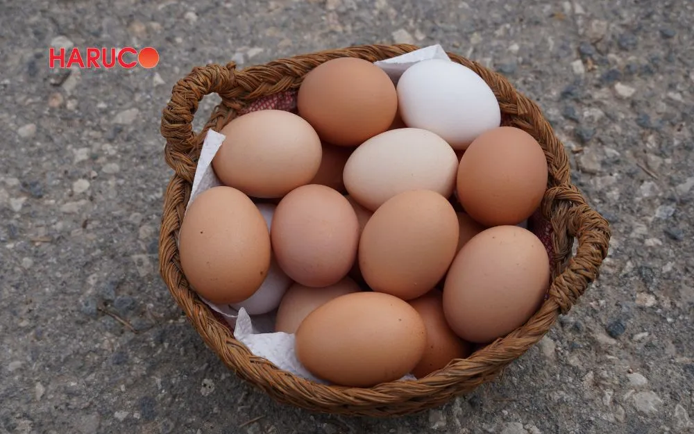 100g trứng gà chứa khoảng 143 - 155 calo