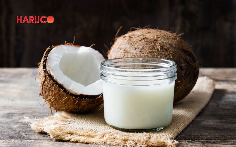 Nước cốt dừa là phần chất lỏng màu trắng sữa được vắt từ cơm dừa già