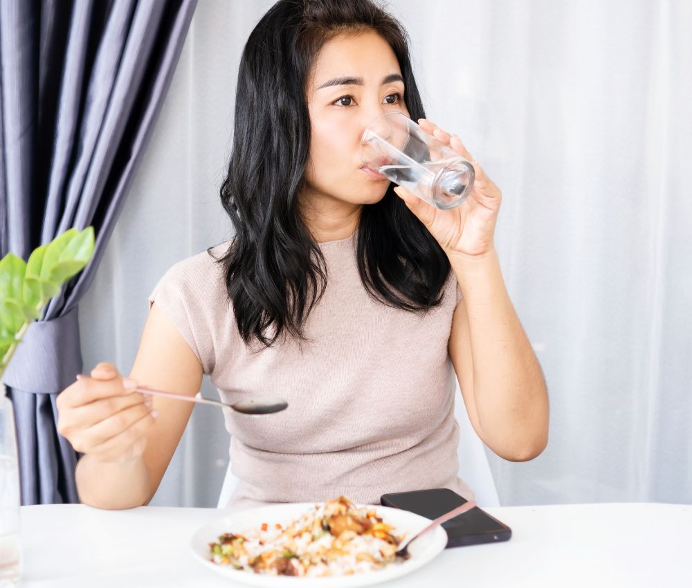 Uống nước trước khi ăn giúp giảm cảm giác đói cồn cào