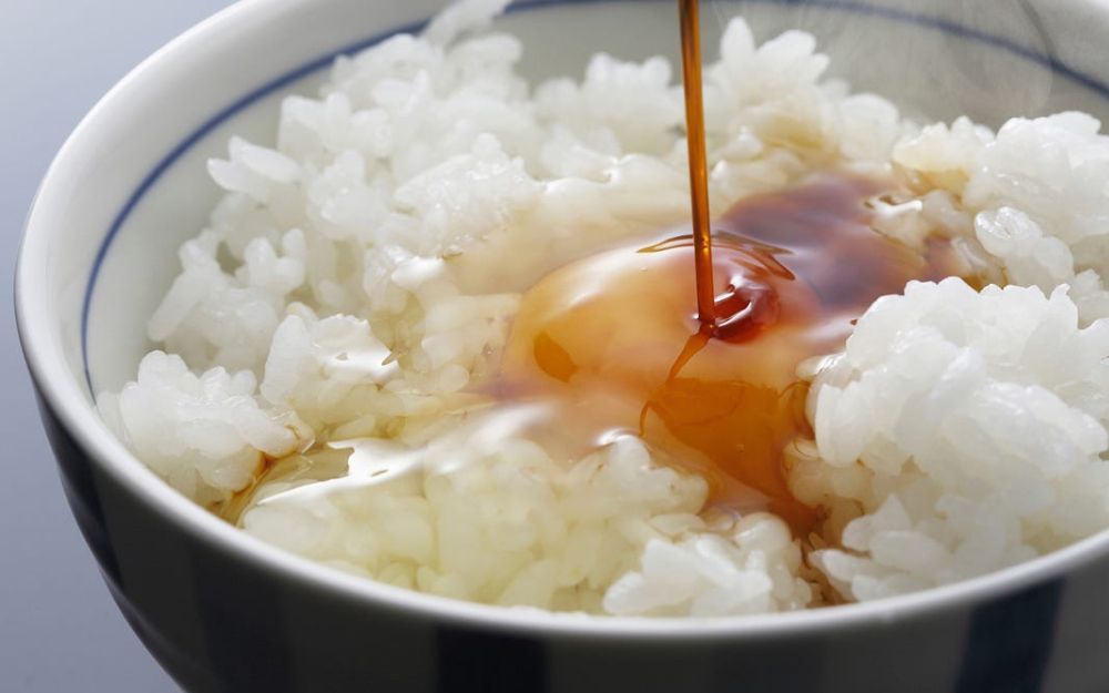 Không chan quá nhiều nước sốt để hạn chế nạp calo vào cơ thể
