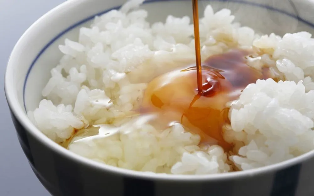 Không chan quá nhiều nước sốt để hạn chế nạp calo vào cơ thể