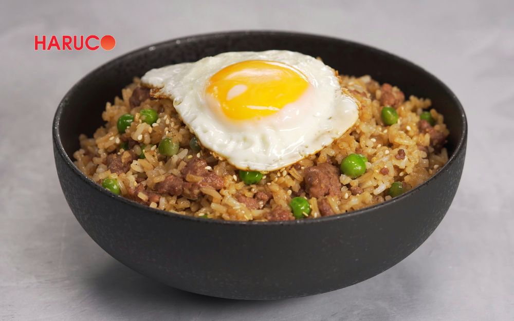 Cơm rang trứng và rau củ ít dầu ăn là lựa chọn tuyệt vời cho người giảm cân