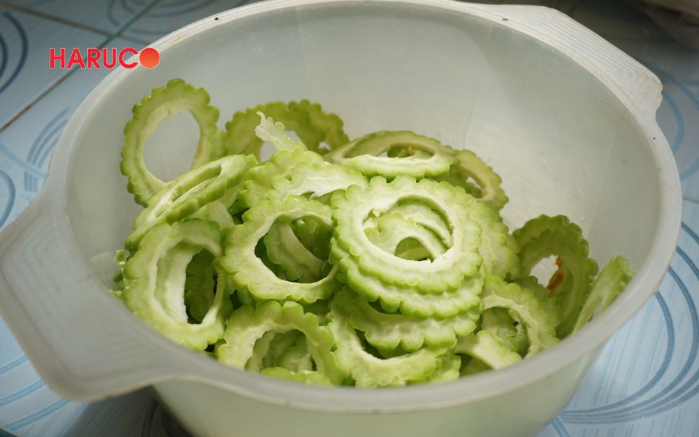 100g khổ qua tươi chứa khoảng 17 – 20 calo