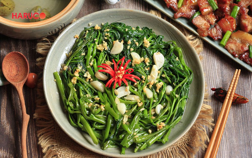 Người giảm cân không nên ăn rau muống xào có nhiều dầu mỡ