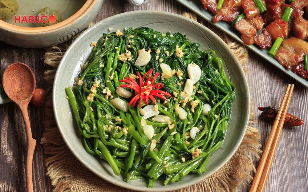 Người giảm cân không nên ăn rau muống xào có nhiều dầu mỡ