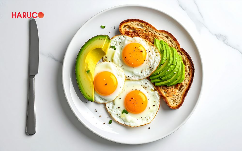 Nên ăn trứng ốp la vào bữa sáng cùng bánh mì đen và bơ