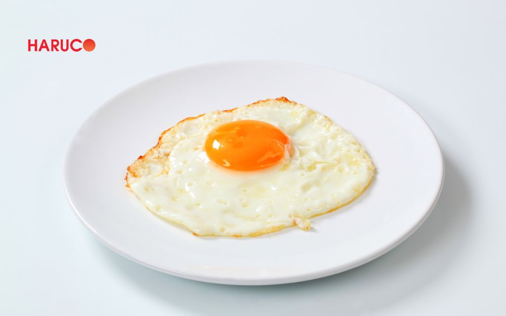 Trứng ốp la là món ăn được làm bằng cách đập quả trứng rực tiếp vào chảo dầu nóng