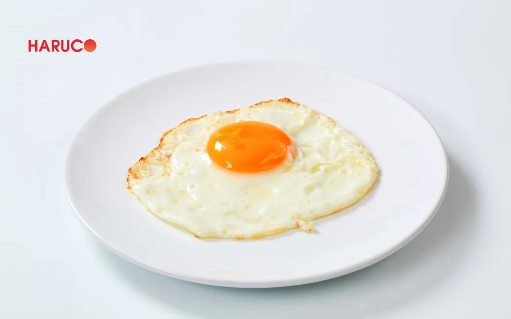Trứng ốp la là món ăn được làm bằng cách đập quả trứng rực tiếp vào chảo dầu nóng