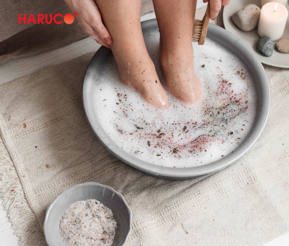 Ngâm chân với muối và thảo dược tốt cho sức khỏe