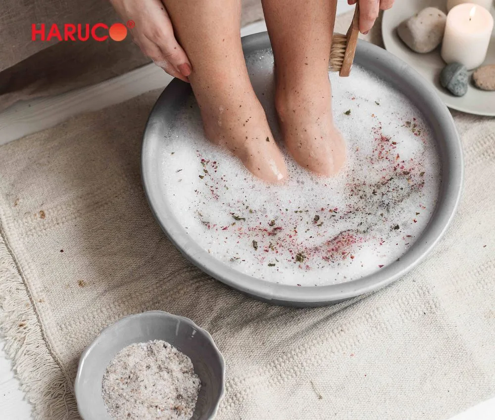 Ngâm chân với muối và thảo dược tốt cho sức khỏe
