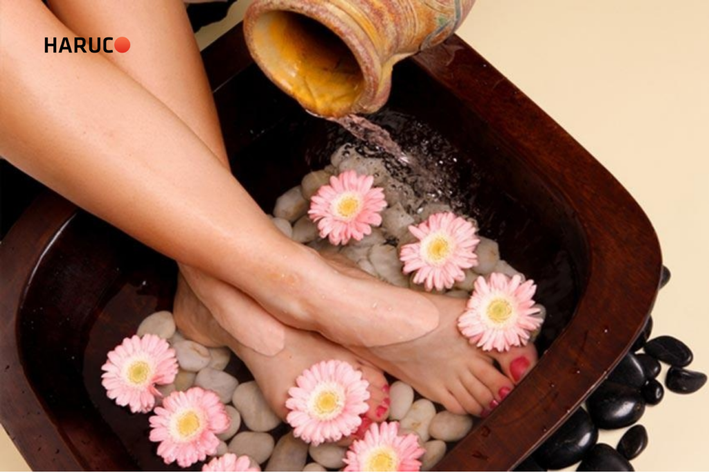 Ngâm chân nước ấm giúp giảm tình trạng tê bì ngón chân ngón tay