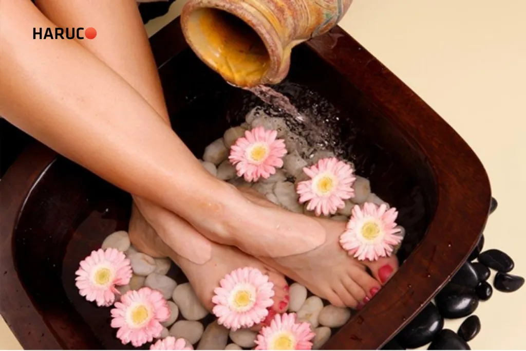 Ngâm chân nước ấm giúp giảm tình trạng tê bì ngón chân ngón tay