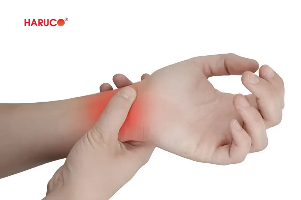 bong gân có nên đắp lá náng không, chỉ nên áp dụng sau khoảng 48 giờ kể từ khi bị bong gân, khi tình trạng sưng nóng đã giảm.
