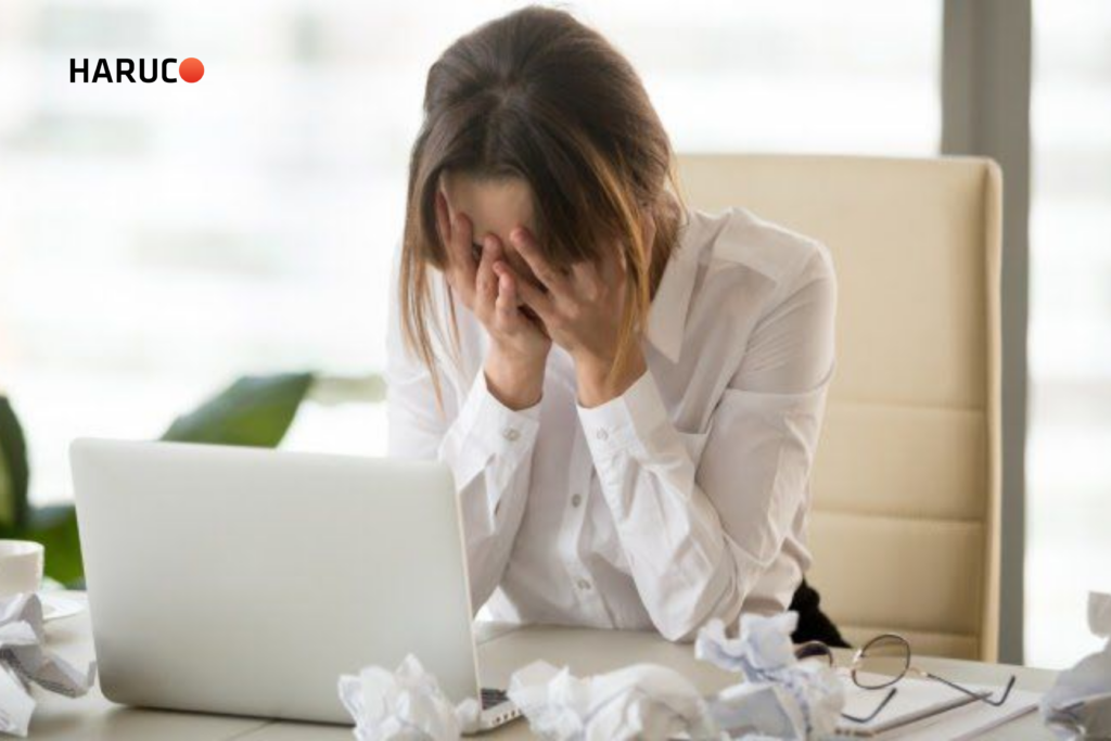 Nguyên nhân dẫn đến stress trong công việc là căng thẳng kéo dài khiến cơ thể mệt mỏi, đau đầu và làm giảm hiệu suất làm việc