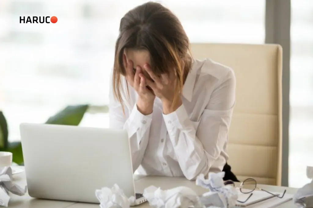 Nguyên nhân dẫn đến stress trong công việc là căng thẳng kéo dài khiến cơ thể mệt mỏi, đau đầu và làm giảm hiệu suất làm việc