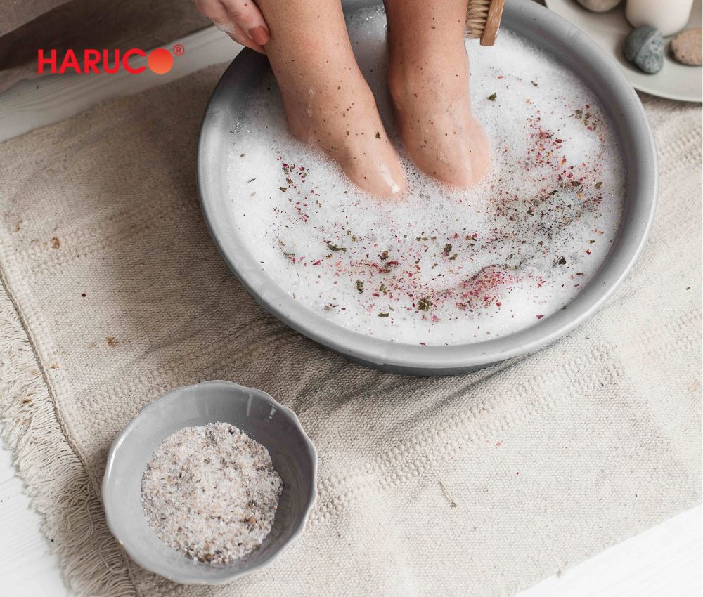 Chỉ nên ngâm chân trong phòng kín gió