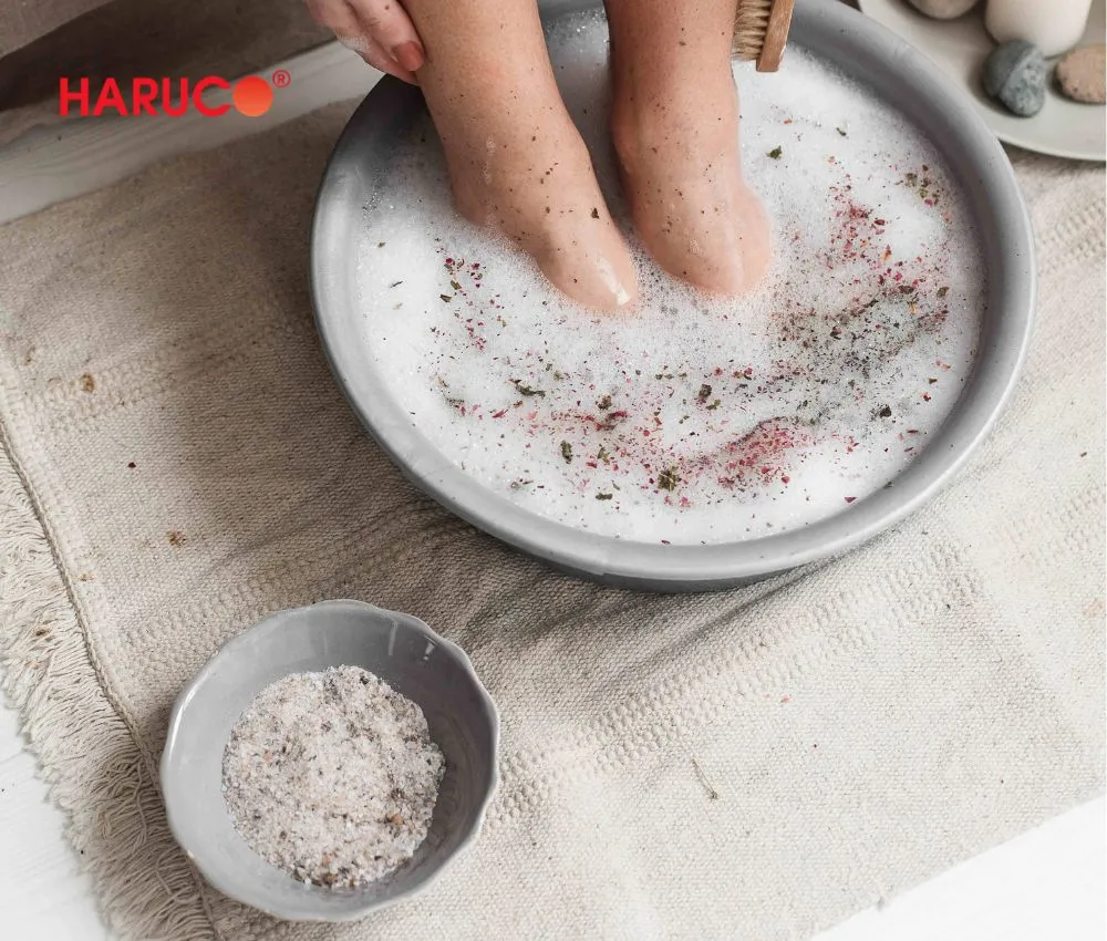 Chỉ nên ngâm chân trong phòng kín gió
