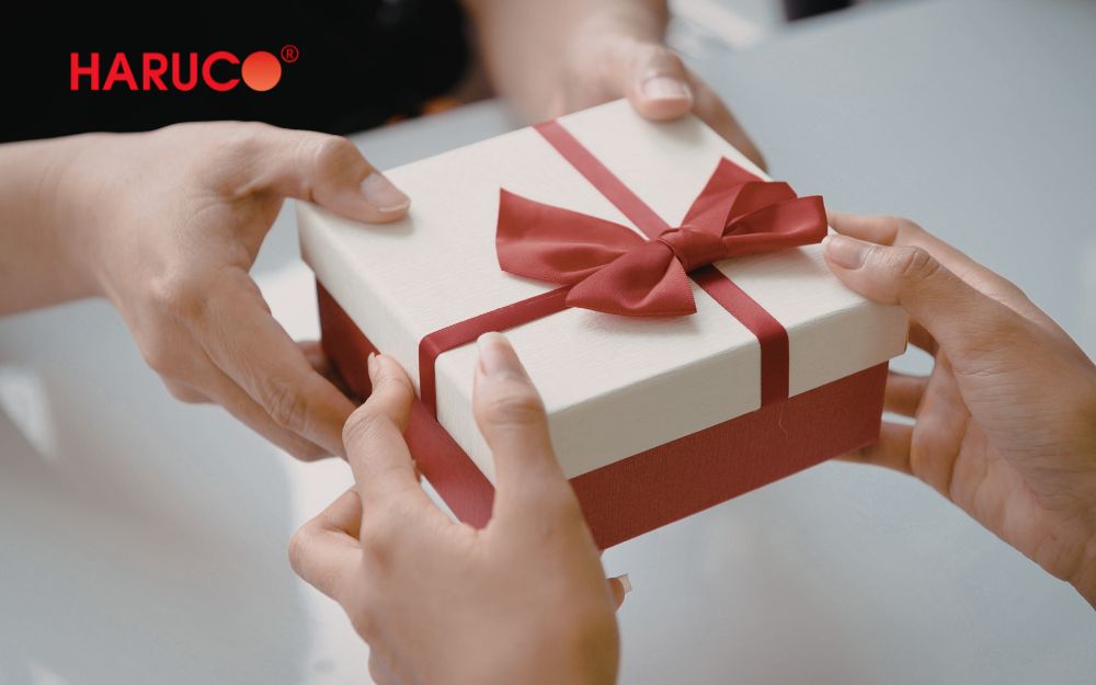 Món quà chỉnh chu trong ngày đầu ra mắt giúp bạn ghi điểm