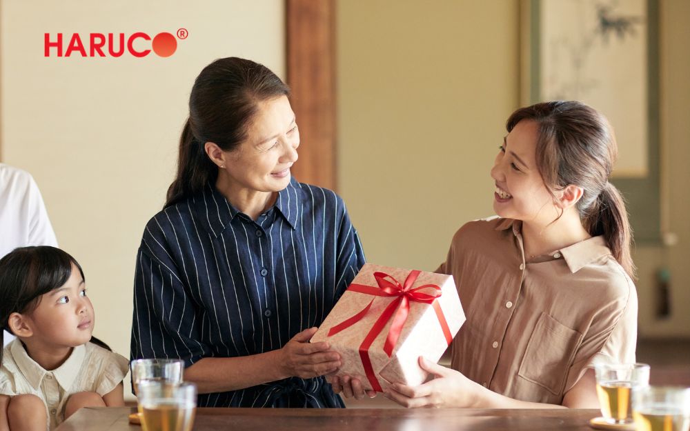 Tặng quà cho mẹ bạn trai vào những dịp đặc biệt