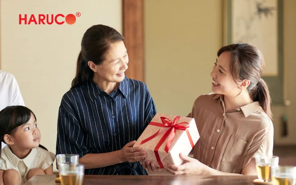 Tặng quà cho mẹ bạn trai vào những dịp đặc biệt