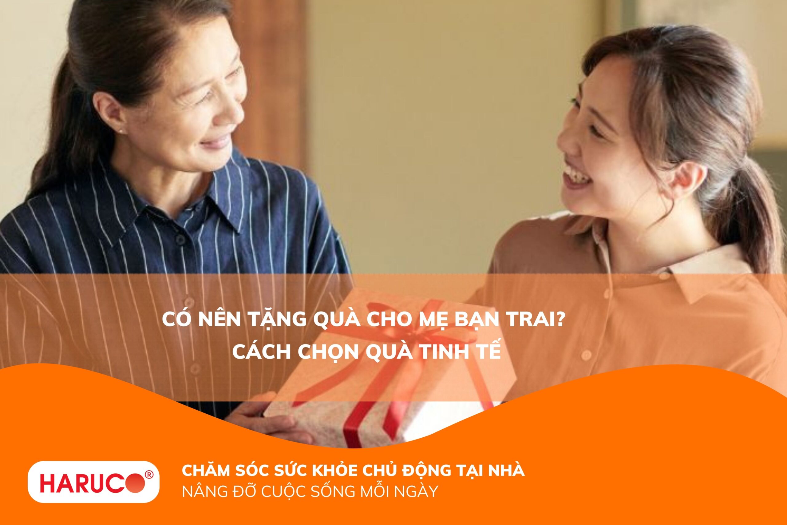 Có nên tặng quà cho mẹ bạn trai không? Bí quyết chọn quà và cách tặng ghi điểm
