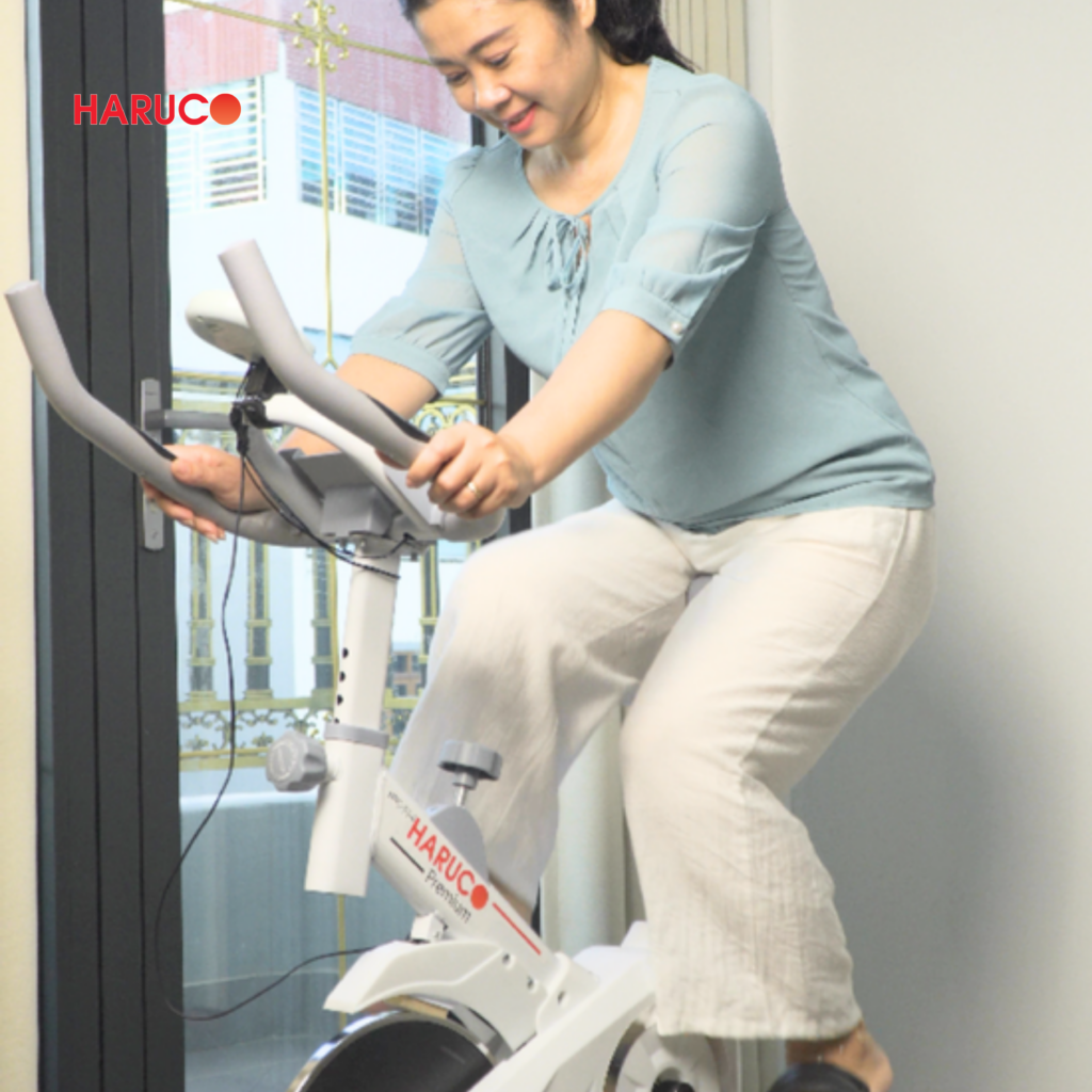 Đạp xe đạp tập thể dục sau giờ làm giúp thư giãn tinh thần và giảm nguyên nhân dẫn đến stress trong công việc