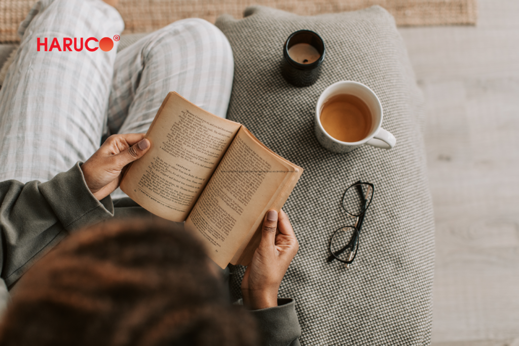 Nếu bạn đang băn khoăn nên làm gì khi người yêu bị stress, hãy khuyến khích họ đọc sách để tạm gác lại áp lực và cân bằng cảm xúc tốt hơn