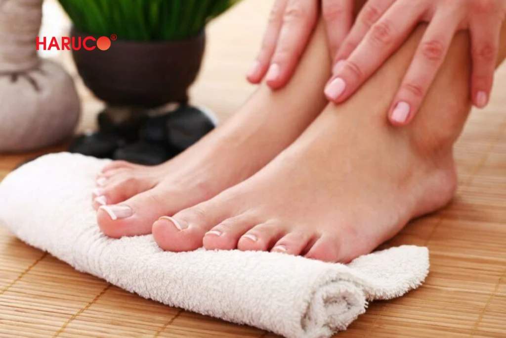 Lau khô và giữ ấm sau khi ngâm giúp bảo vệ sức khỏe, đồng thời hiểu rõ 1 tuần nên ngâm chân mấy lần để thực hiện đúng cách