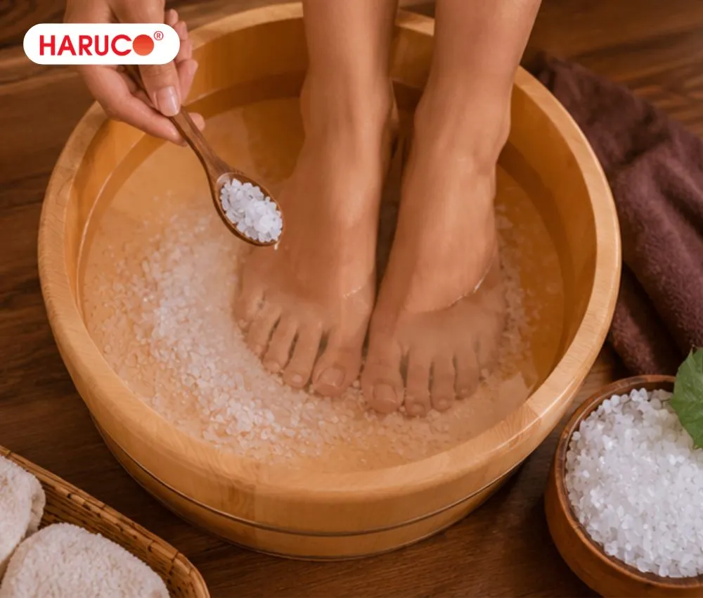 Lợi ích ngâm chân nước nóng với muối hạt là khử mùi hôi chân