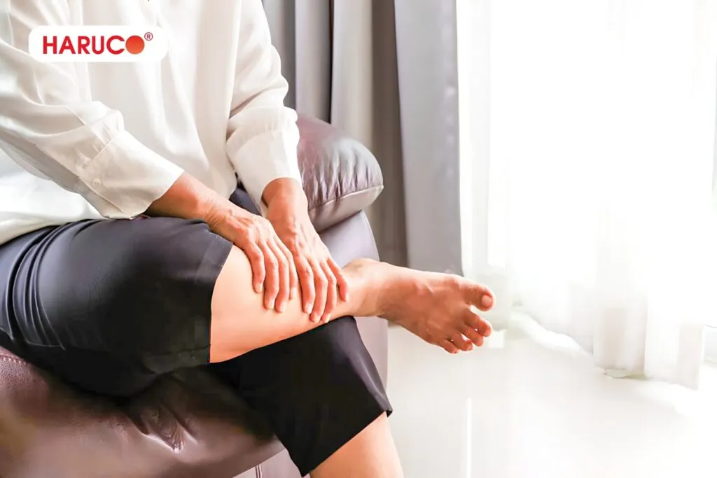 máu không lưu thông ở chân xuất hiện cảm giác đau mỏi rõ hơn khi đi lại hoặc vận động