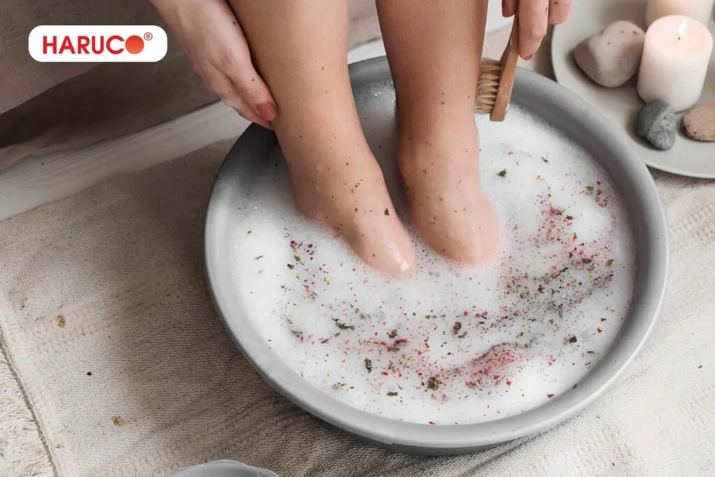 Nước ấm sẽ làm mạch máu giãn ra và cải thiện tình trạng máu không lưu thông ở chân