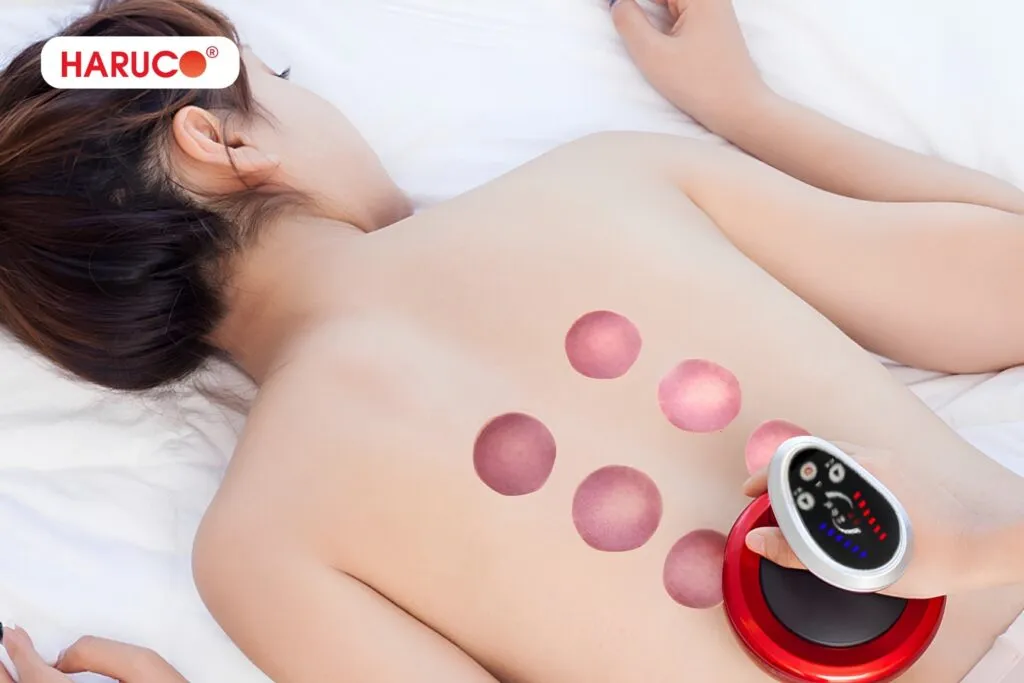 Đưa máy cạo gió giác hơi vào hoạt động và chọn chế độ hút hoặc nhiệt độ thích hợp dựa trên tình trạng sức khỏe hiện tại của bạn