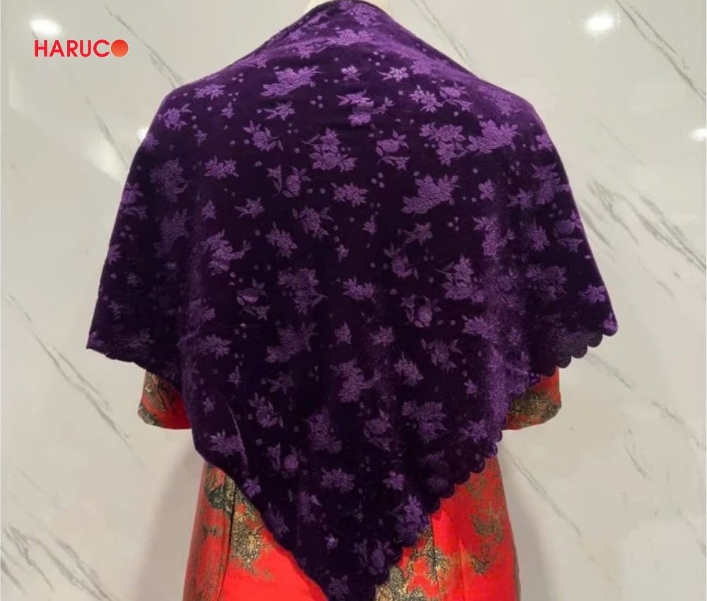 Tặng bà khăn choàng cổ để giữ ấm cổ và tạo điểm nhấn thời trang