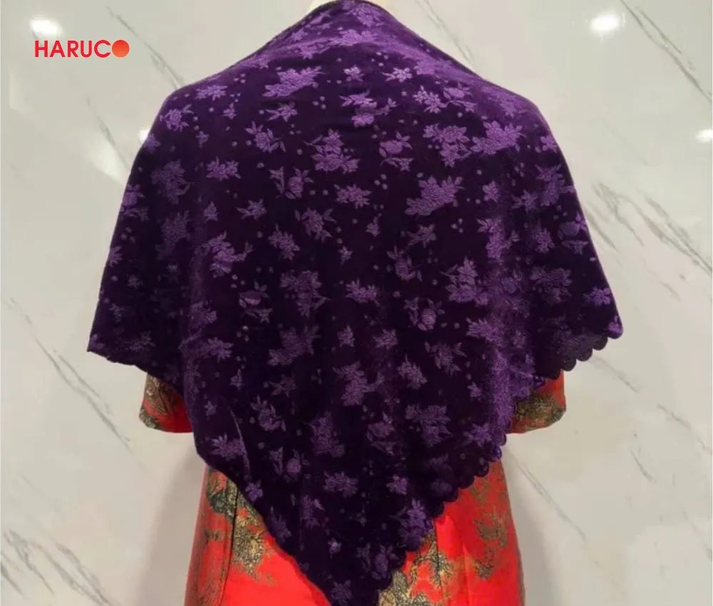 Tặng bà khăn choàng cổ để giữ ấm cổ và tạo điểm nhấn thời trang